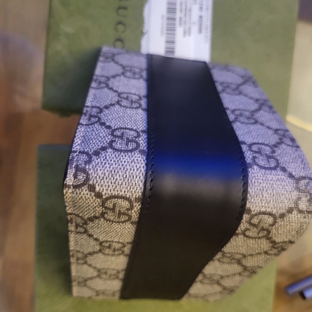 Authentic GG Supreme Bifold Wallet - Picture 3 of 8